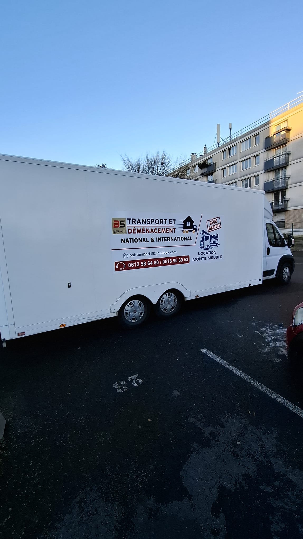 Grand camion BS Déménagement avec remorque