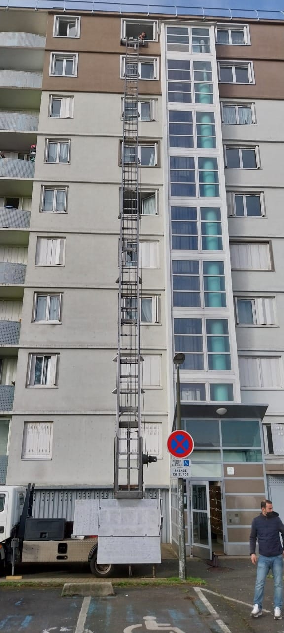 Monte-meuble en action sur immeuble