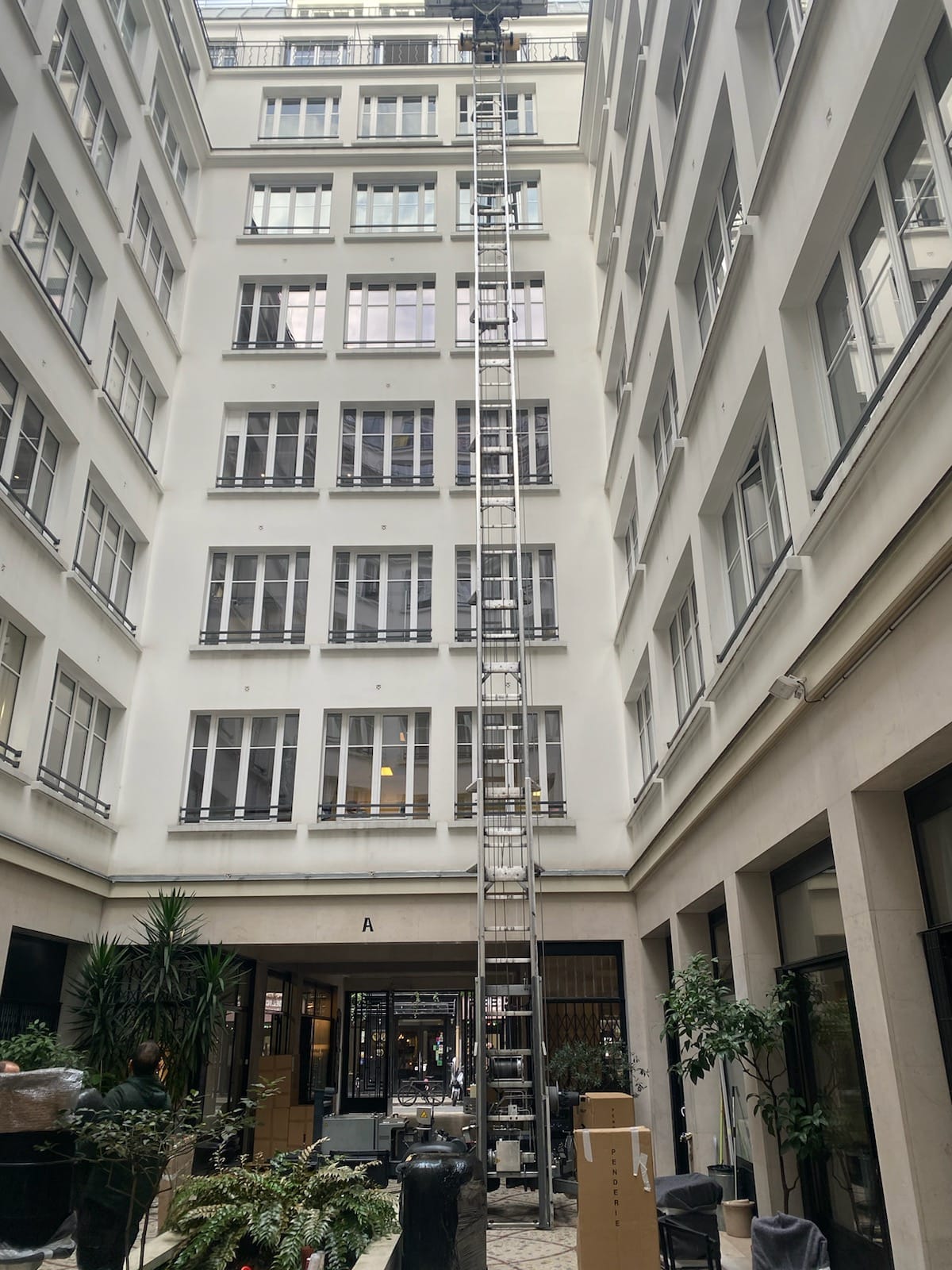Monte-meuble dans une cour intérieure parisienne