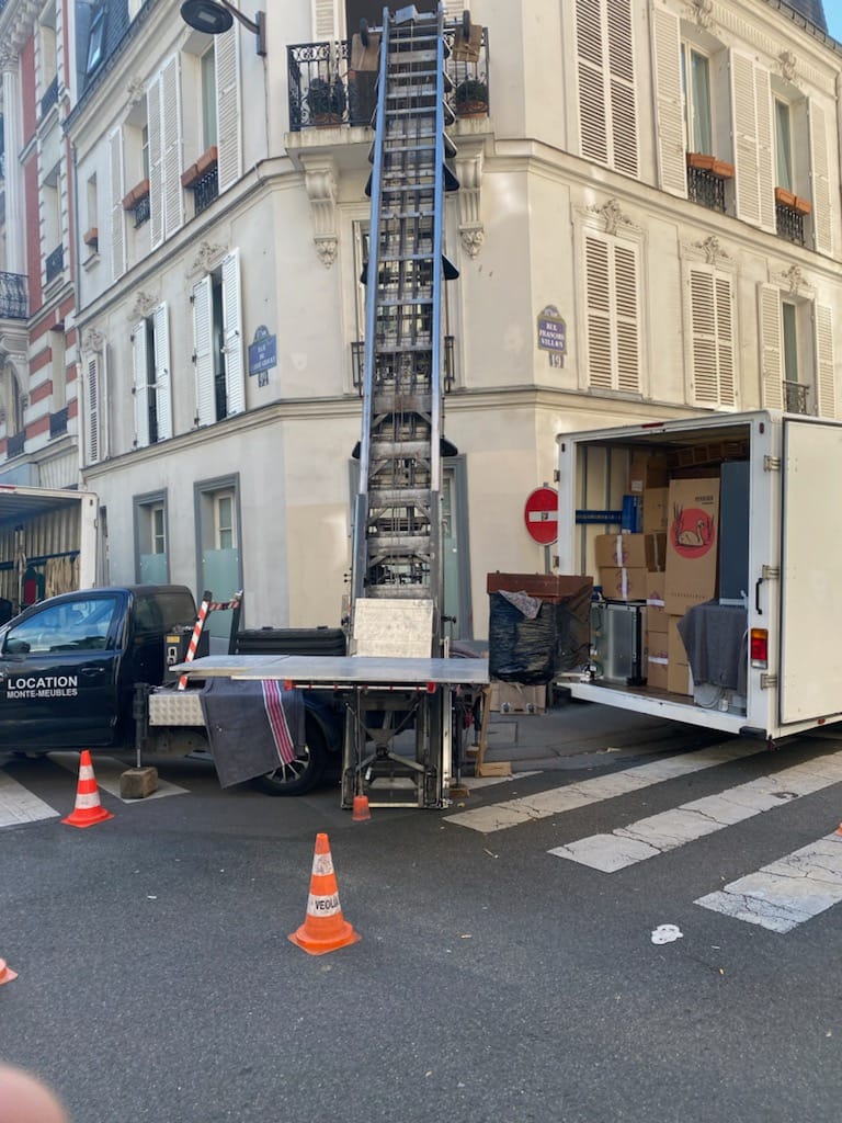 Monte-meuble et camion en opération à Paris
