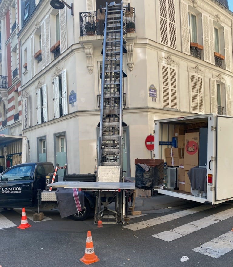 Monte-Meuble en action à Paris